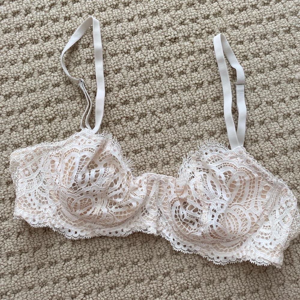Victoria’s Secret 36B lacy bra